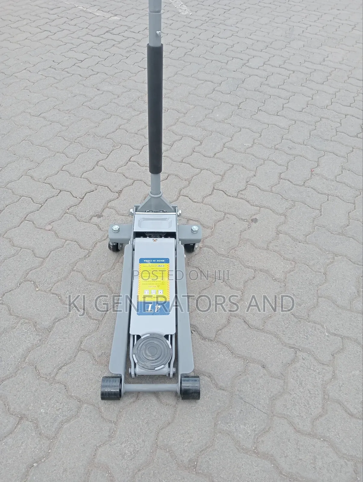 Heavy Duty Trolley Jack 4tonnes .