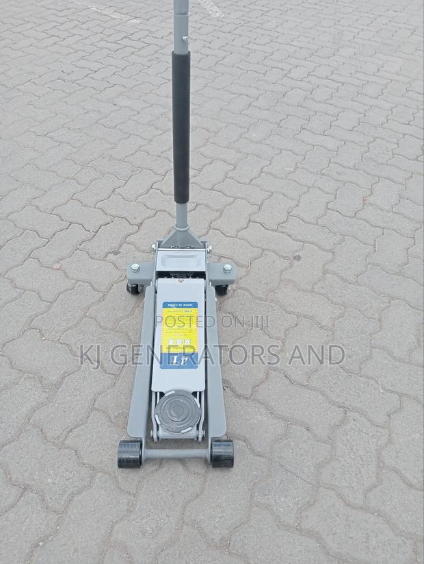 Heavy Duty Trolley Jack 4tonnes .