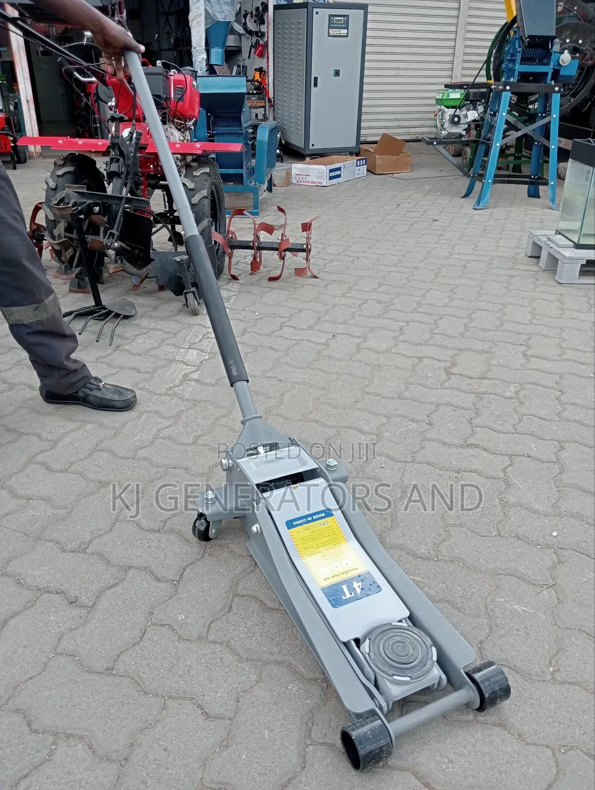 Heavy Duty Trolley Jack 4tonnes .