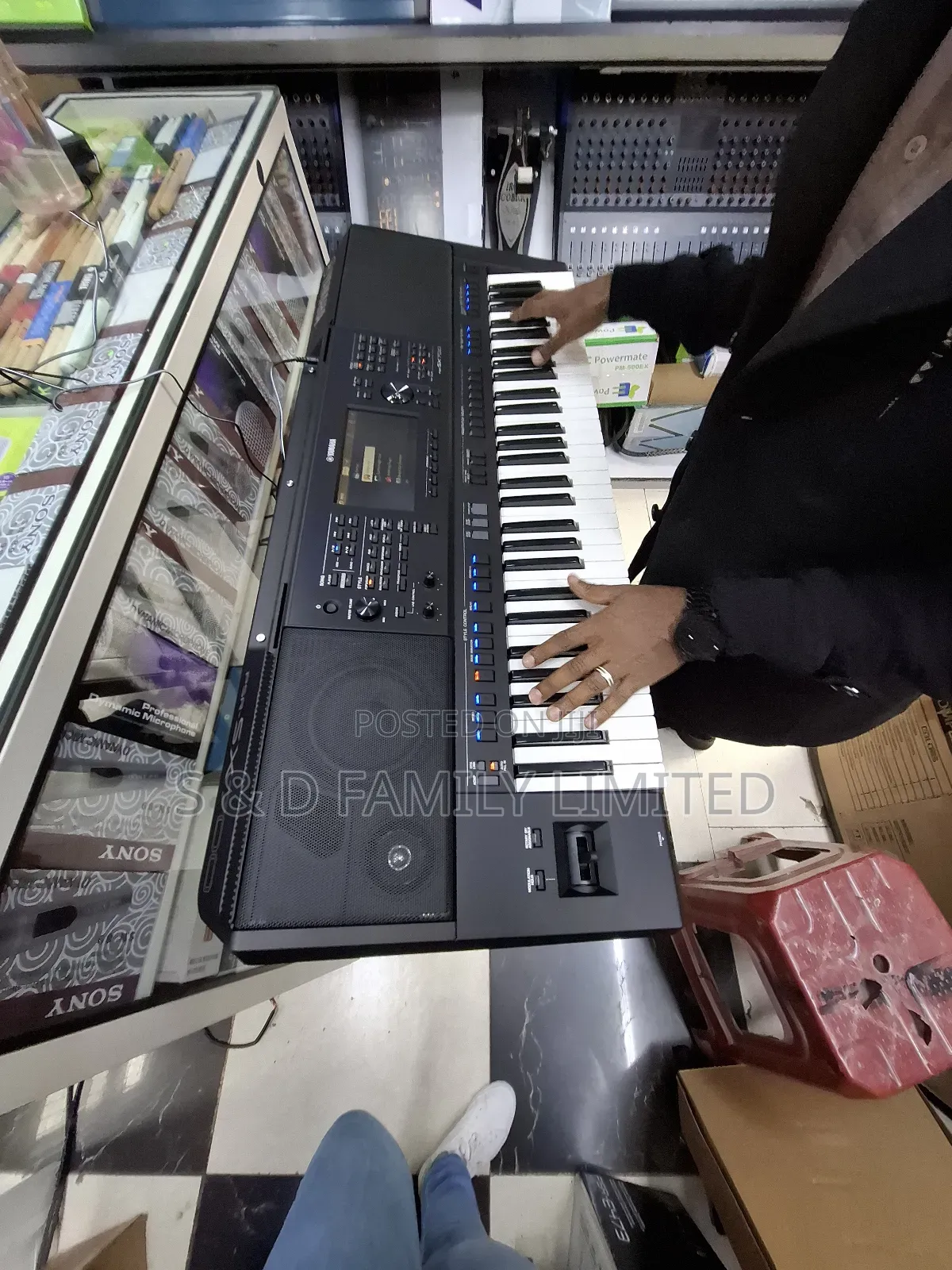 Yamaha PSR SX-700 Keyboard With Keyboard Stand