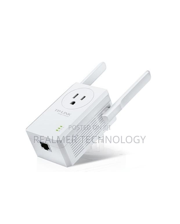 WI-FI Range Extender With AC Passthrough - main view