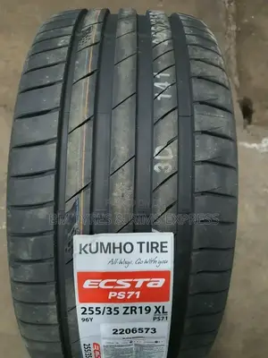 255 /35 R19 Khumo Tyres