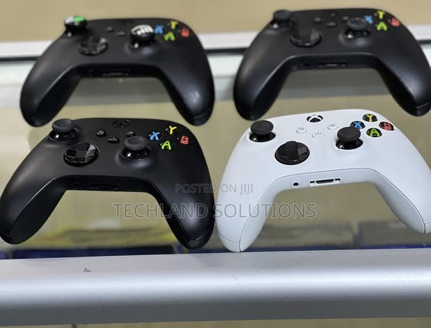 Xbox Series X Controller - thumbnail 3