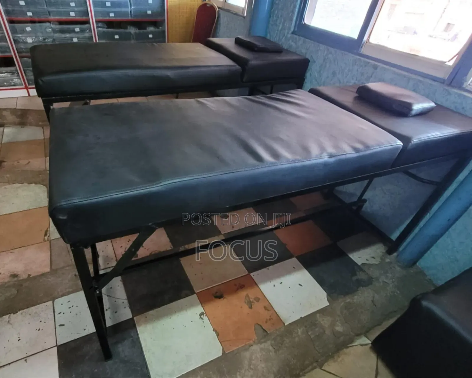 Massage Bed Comfortable, Legs Foldable ,Professional