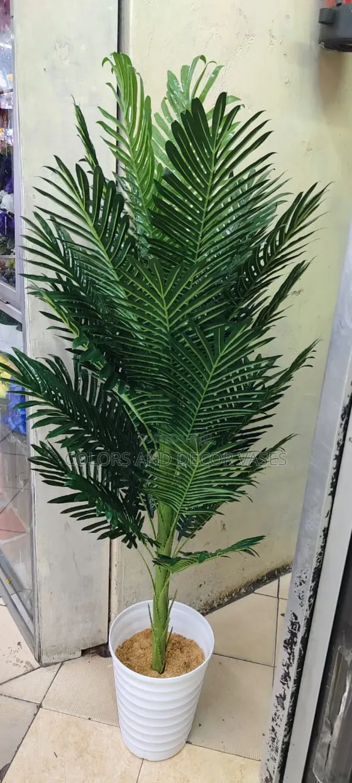 1.6m Palm Tree With Vase and Decorative Pebble Stones