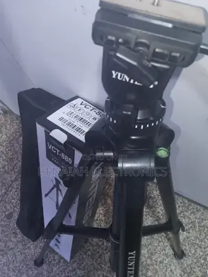 Universal Pro Camera Tripod With Fluid Video Head