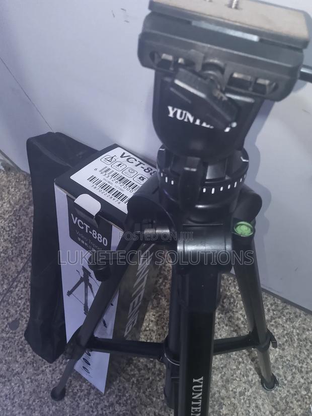 Universal Pro Camera Tripod With Fluid Video Head - thumbnail 3