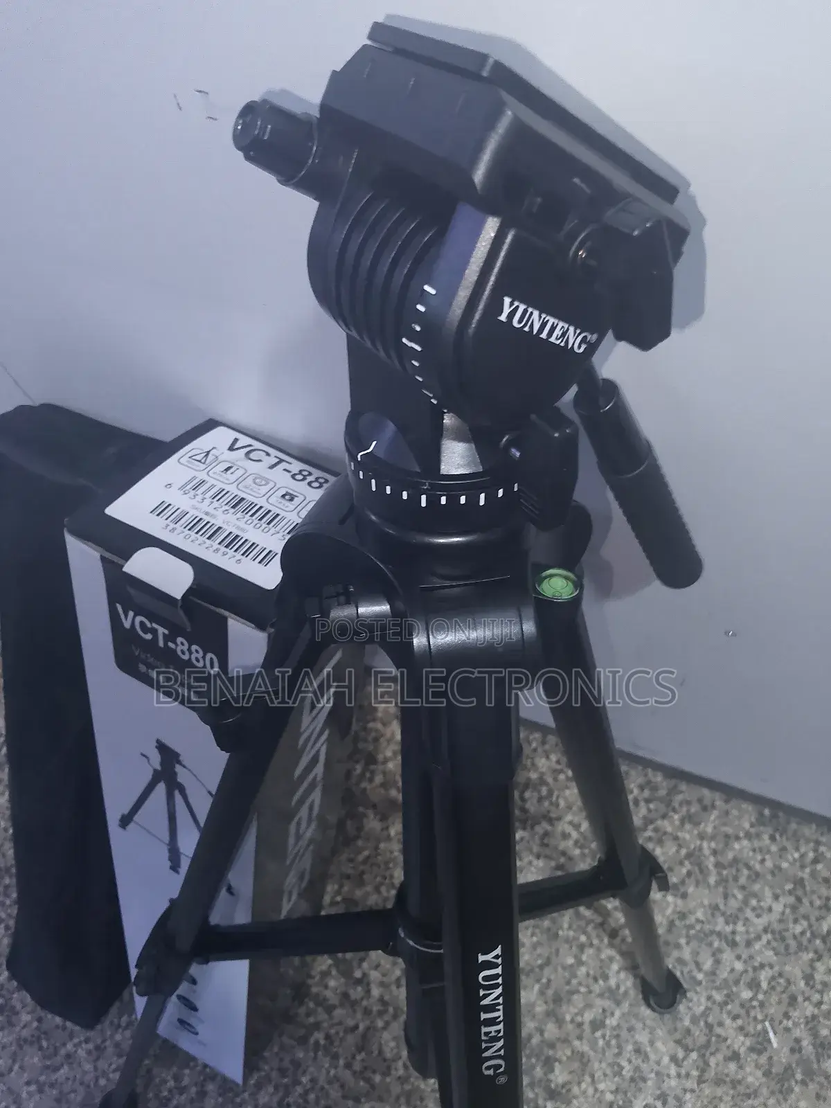Universal Pro Camera Tripod With Fluid Video Head