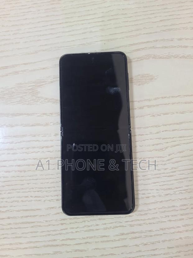 Samsung Galaxy Z Flip4 256 GB Black - main view