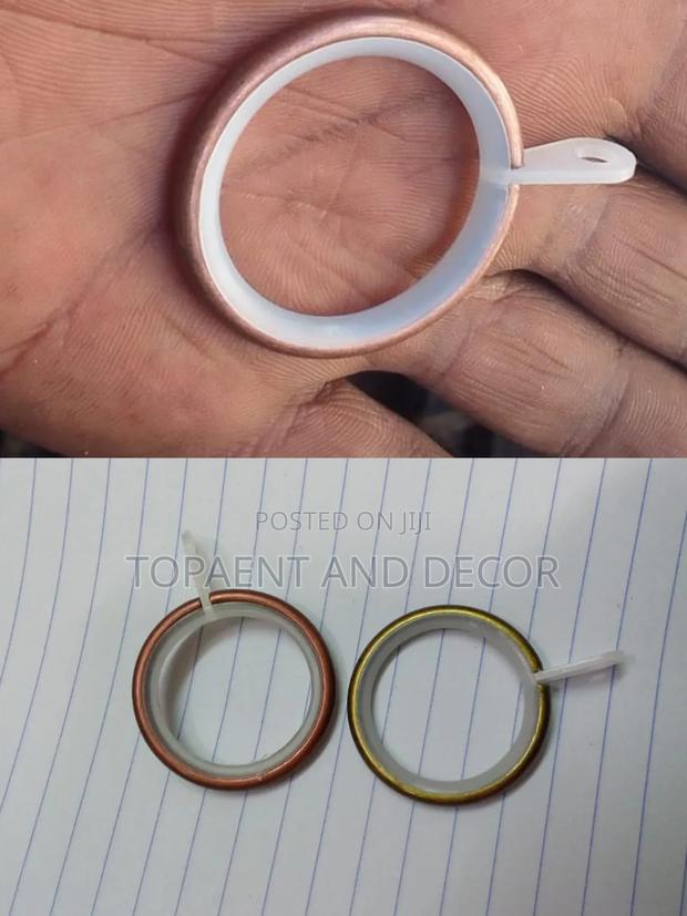 Round Drippery Rings With a Plastic Band