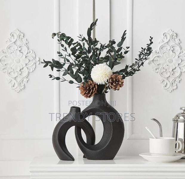 Black 2 in 1 Circular Hollow Vase