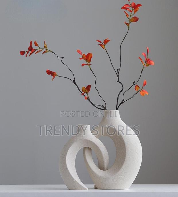 White 2 in 1 Circular Hollow Vase - main view