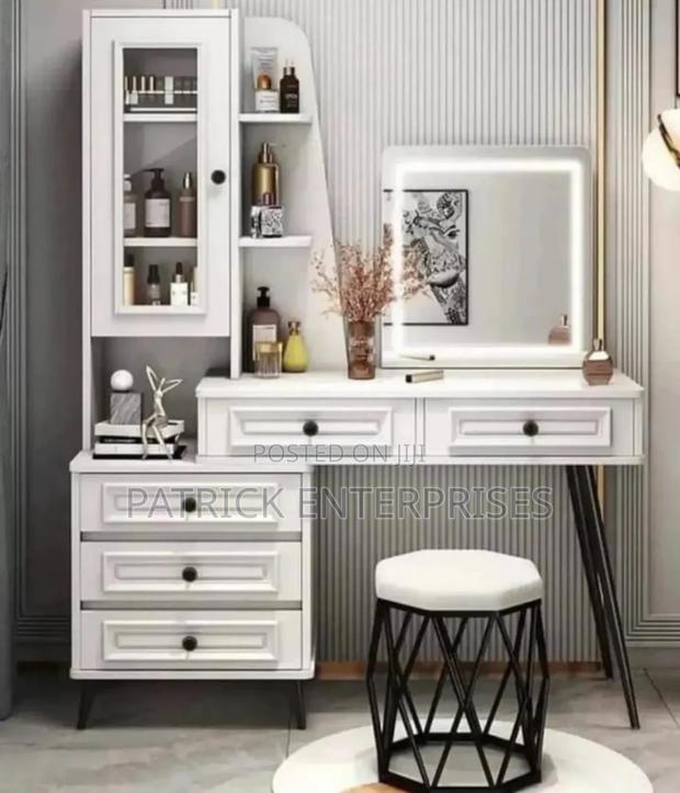European Modern Dressing Table With LED Lights