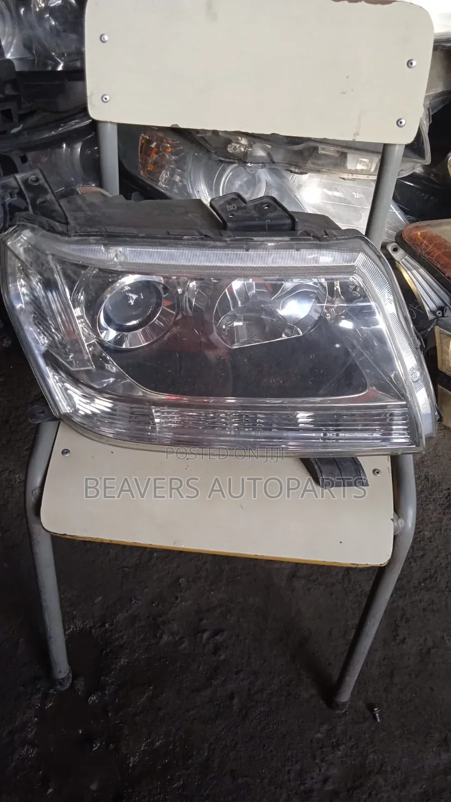 Suzuki Escudo Headlight