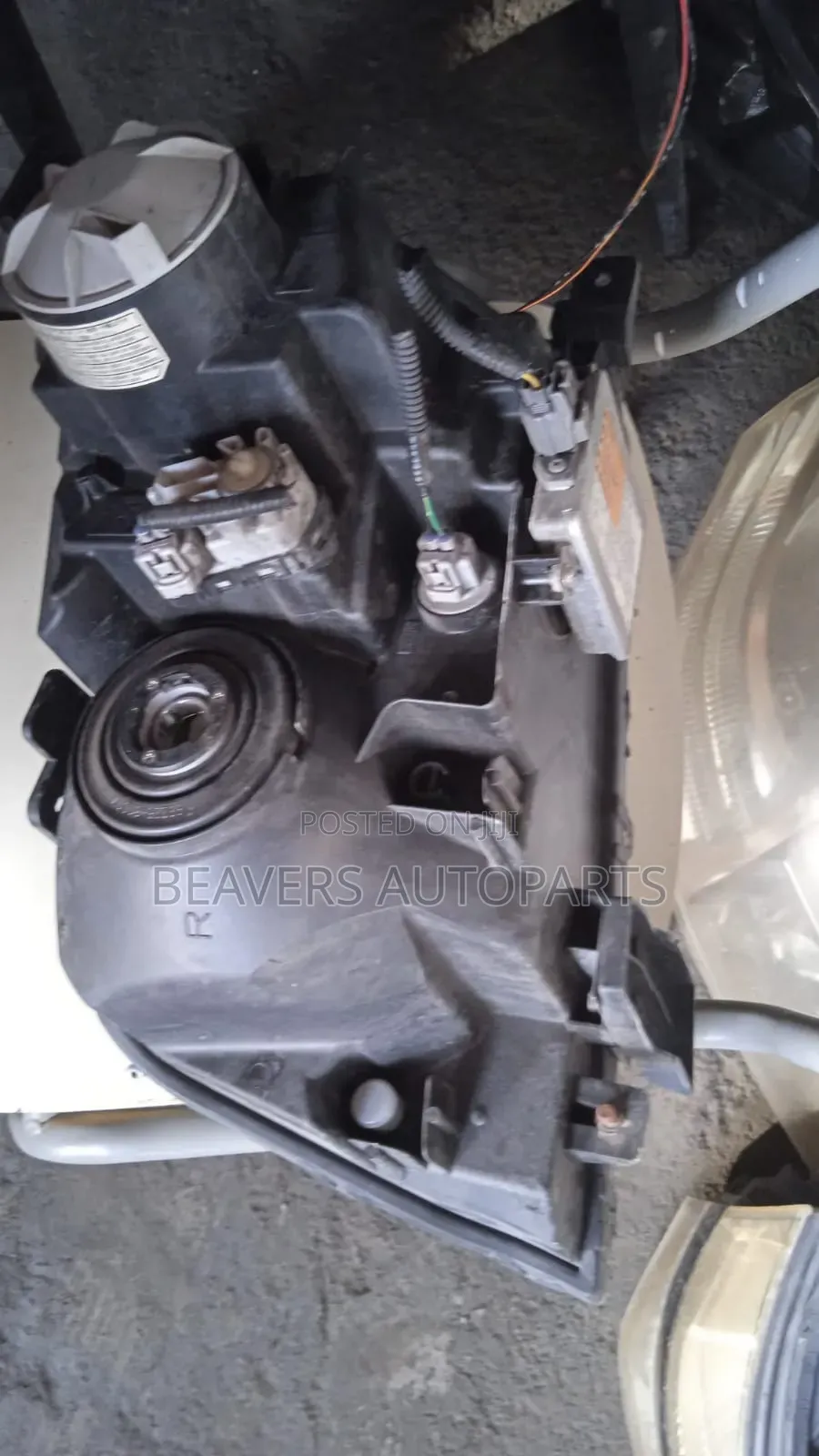 Suzuki Escudo Headlight