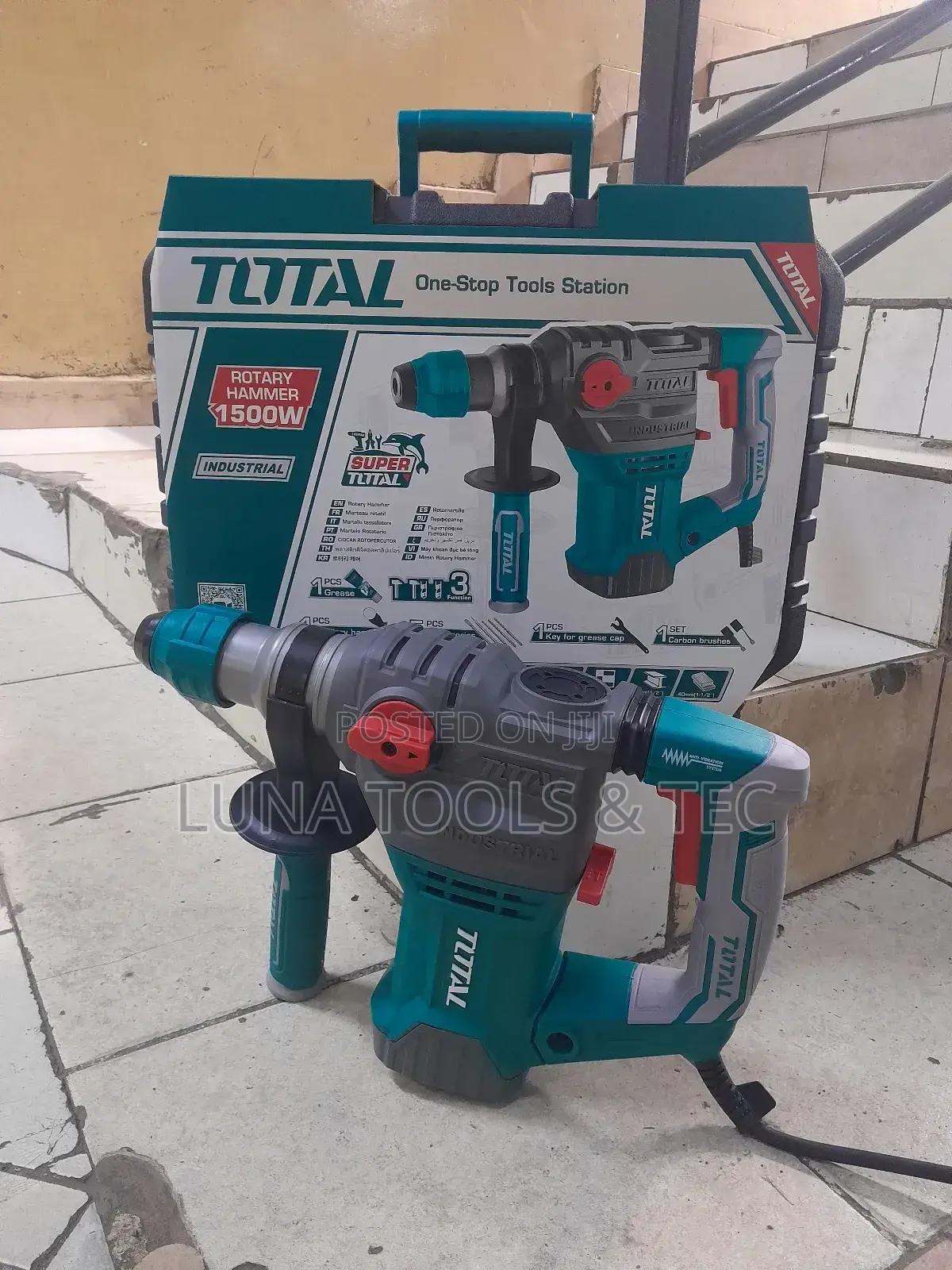1500w Rotary Hammer Set With Accessories.
