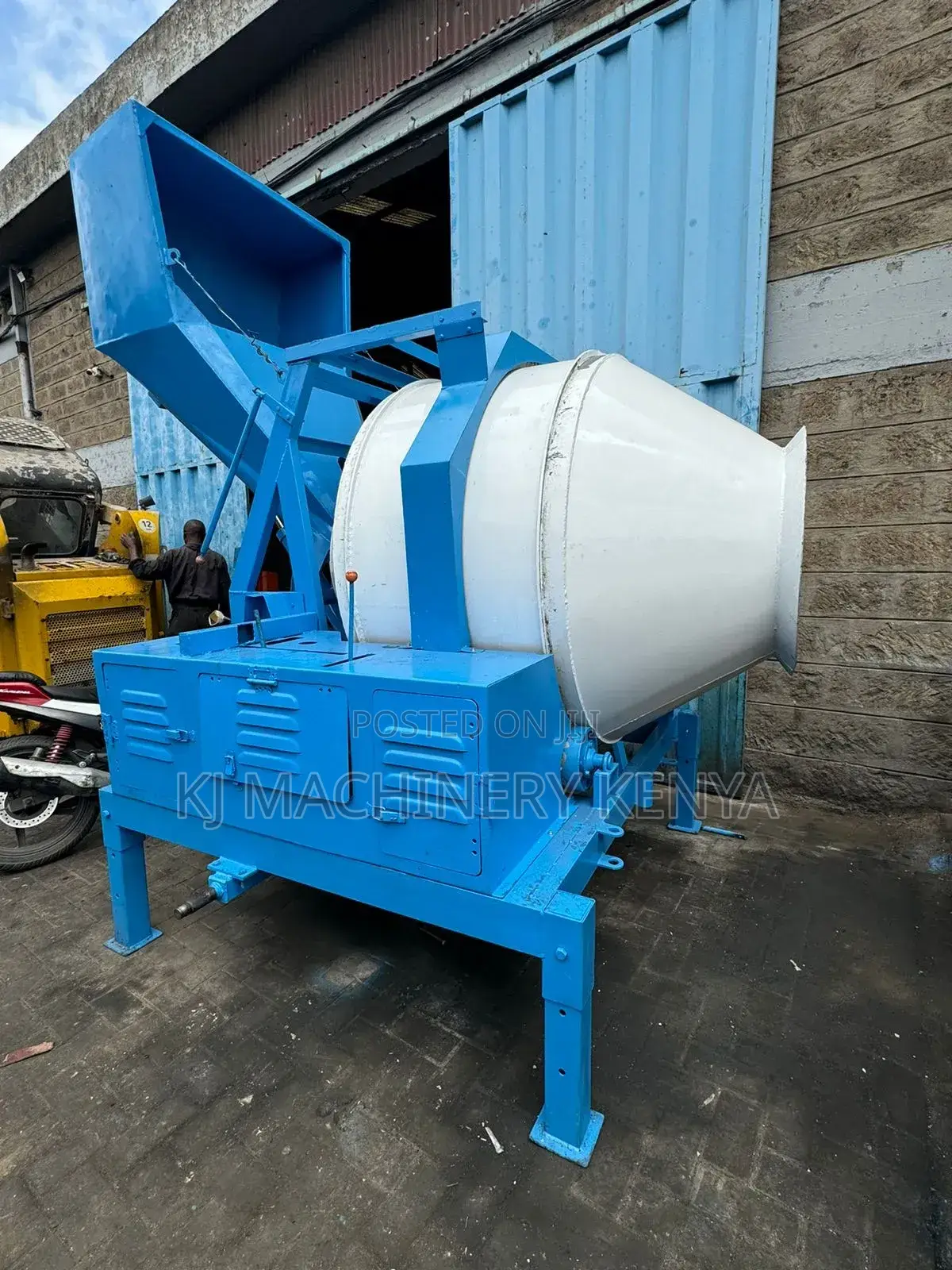 Self Loading Concrete Mixer Now on Offer