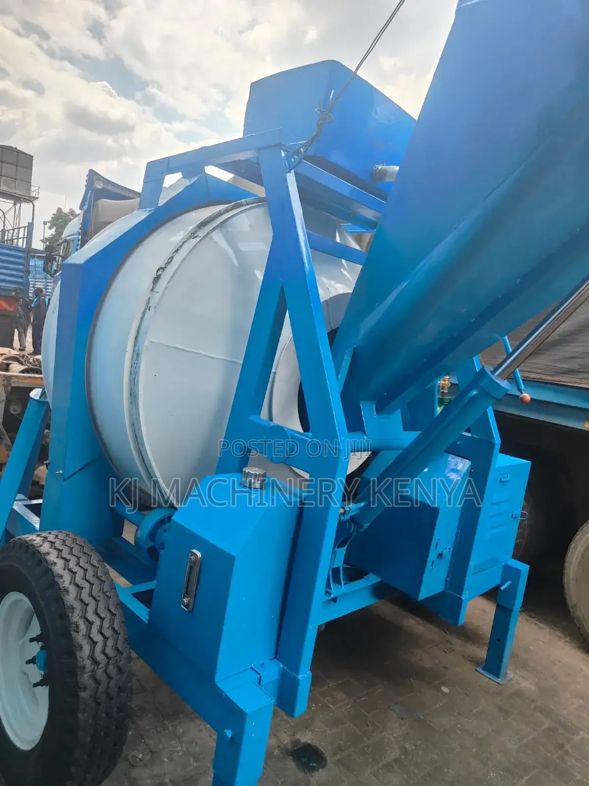 Self Loading Concrete Mixer Now on Offer