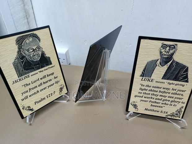 Picture Engraved on Wooden for Office Desk