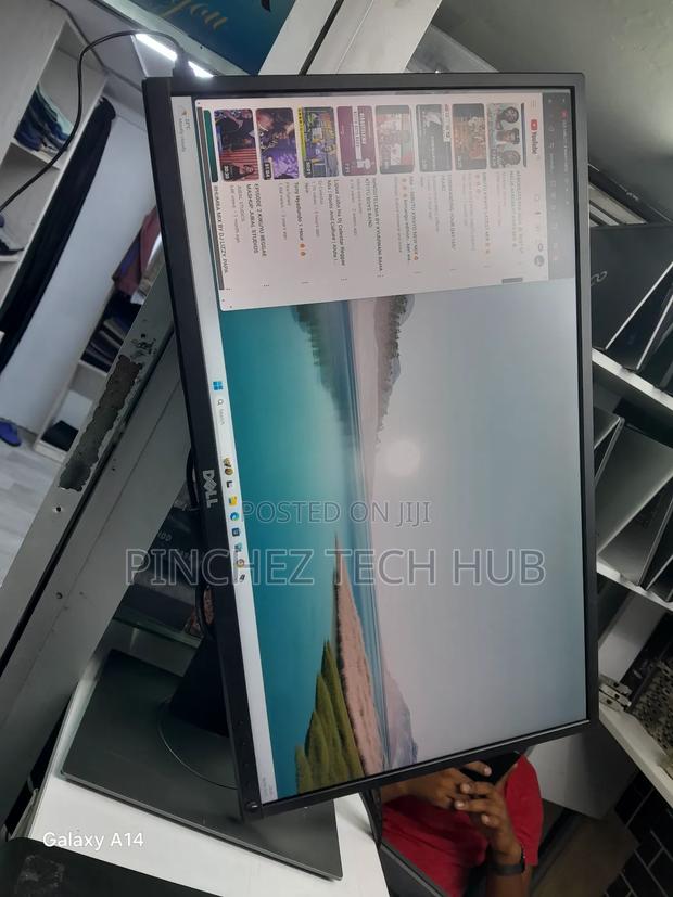 Dell 24 Inches Invertable Monitor - main view