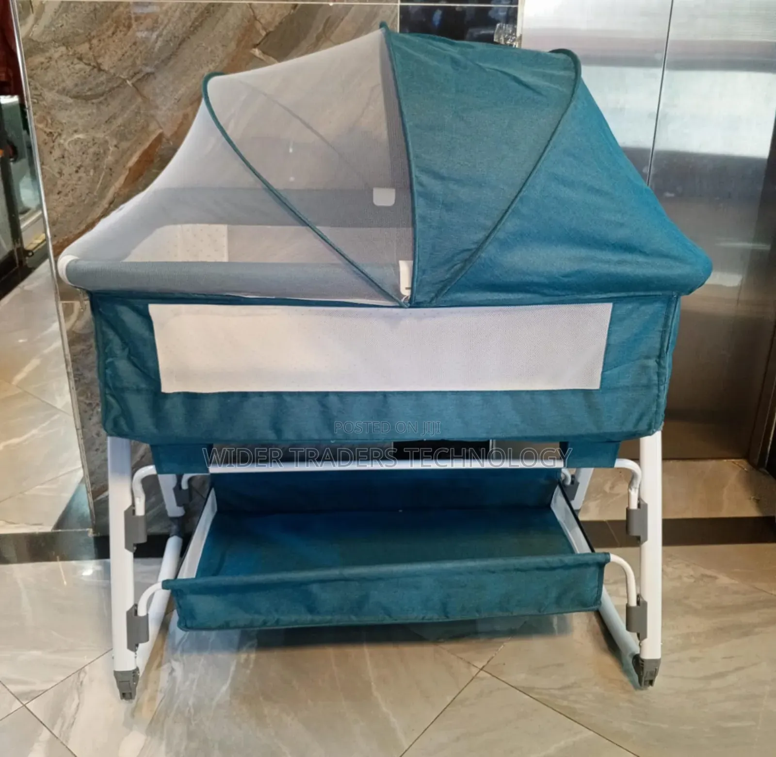 Baby Co-Sleeper With Adjustable Height.