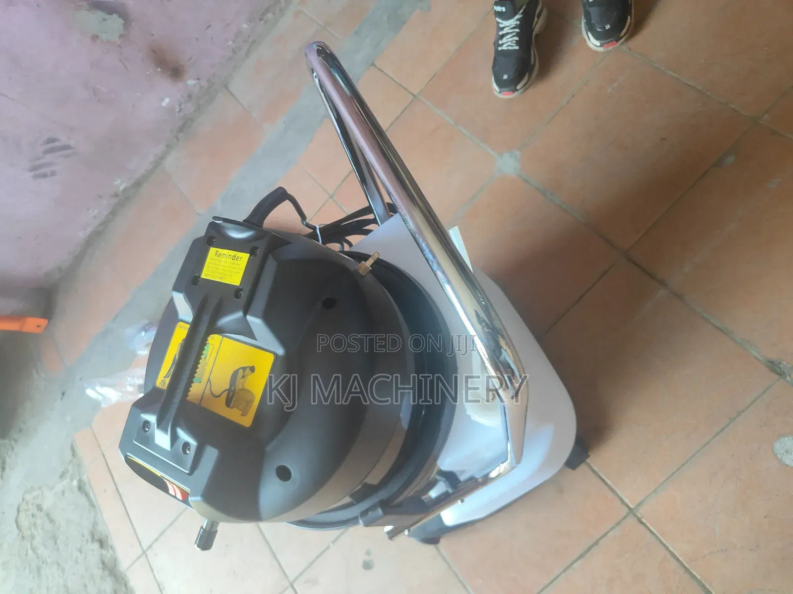 Wet and Dry Carpet Cleaning Machine.