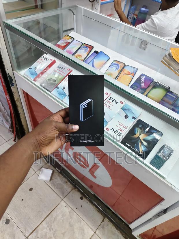 New Samsung Galaxy Z Flip 256 GB Black - main view