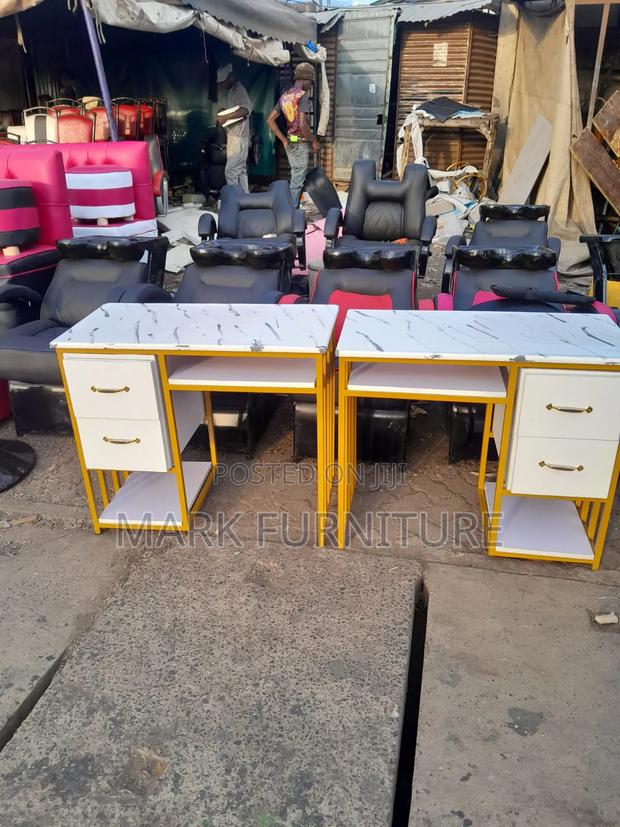 Manicure Table - main view
