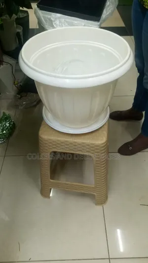 Plastic Vase With Underliner White