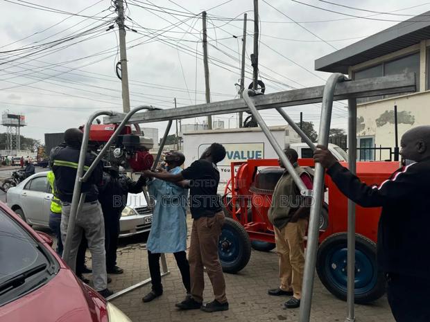 Double Bucket Concrete Hoist. - thumbnail 4