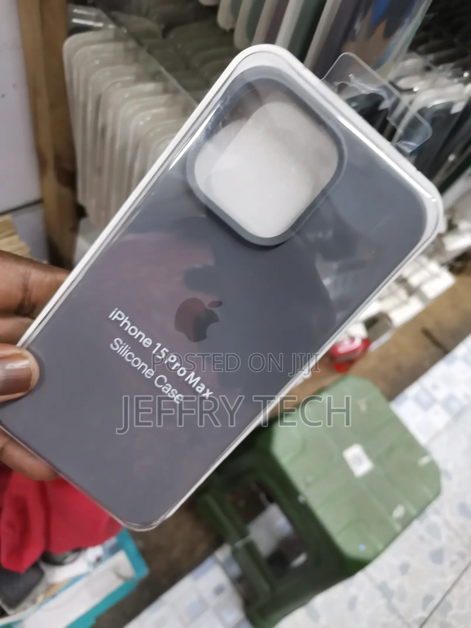 15 Pro Max Silicone Case With Apple Logo - Natural Titanium