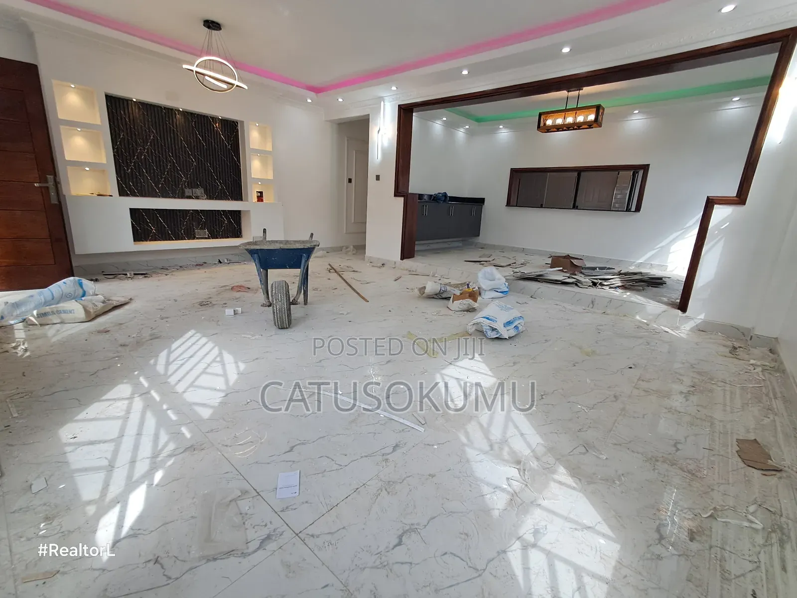 5bdrm Maisonette in Gateway Mall Area for rent