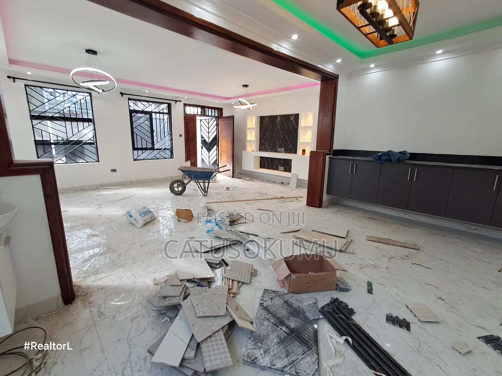 5bdrm Maisonette in Gateway Mall Area for rent