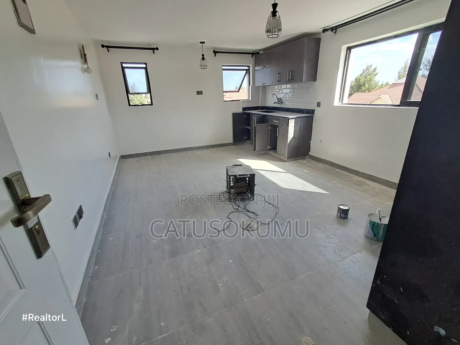 5bdrm Maisonette in Gateway Mall Area for rent