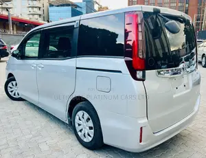 Toyota Noah 2.0 AWD (8 Seater) 2017 Silver