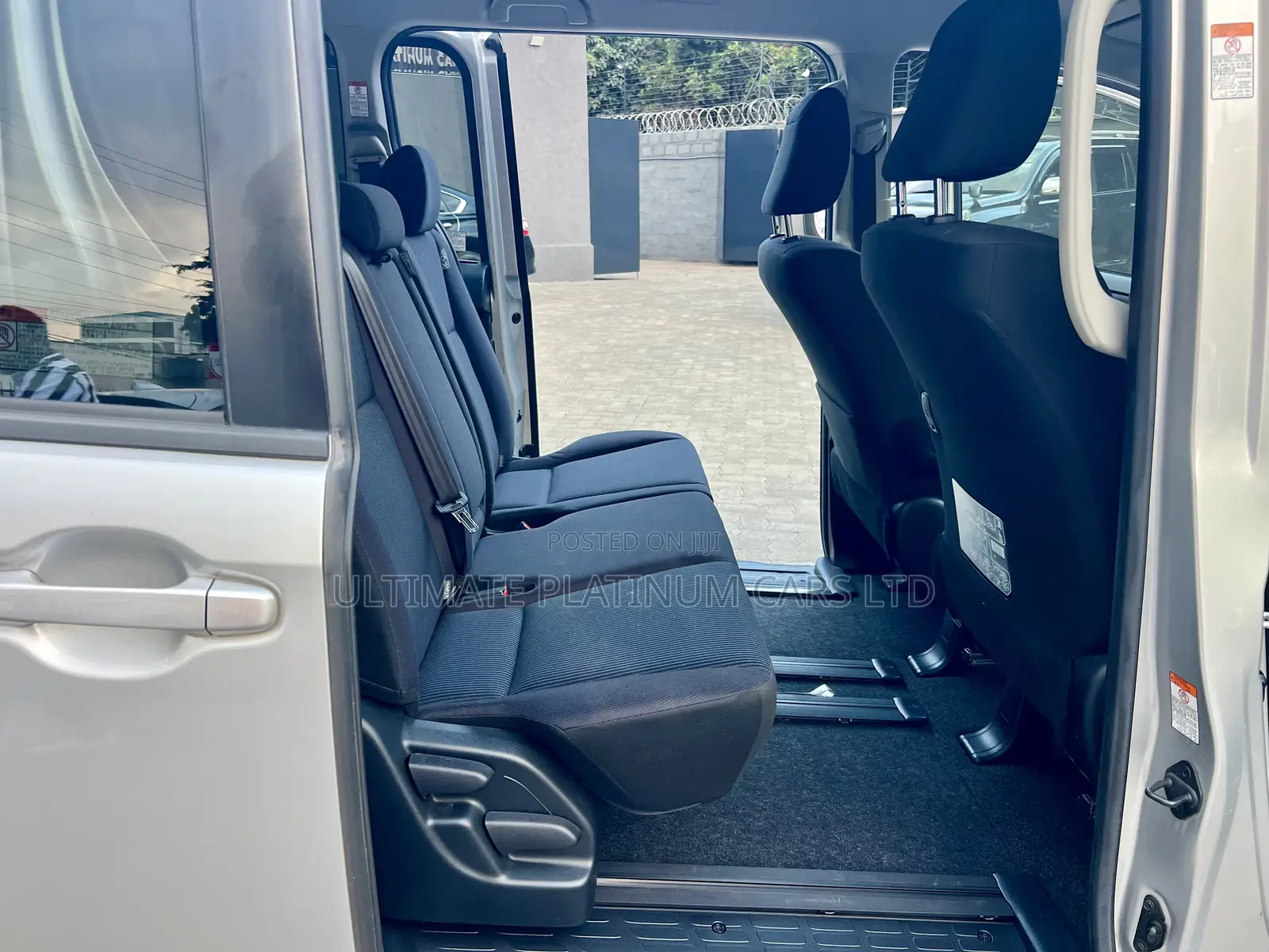 Toyota Noah 2.0 AWD (8 Seater) 2017 Silver