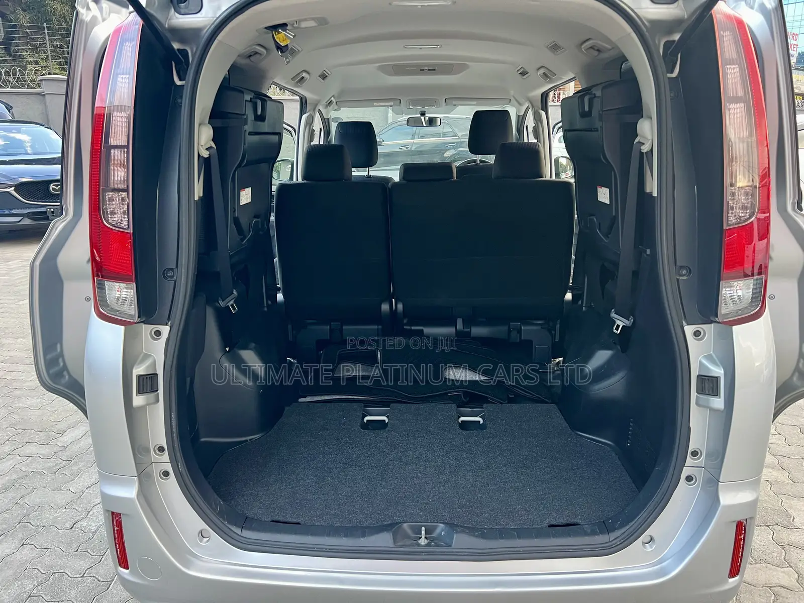 Toyota Noah 2.0 AWD (8 Seater) 2017 Silver