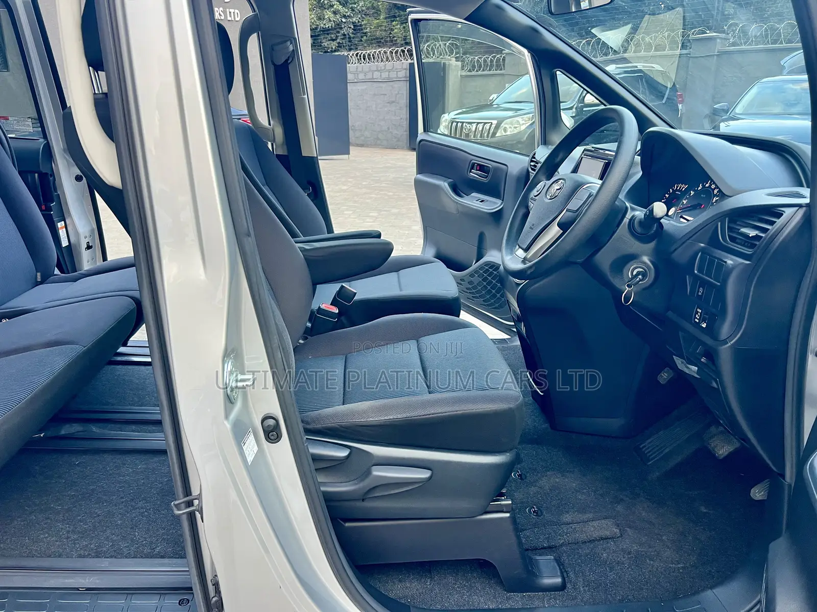 Toyota Noah 2.0 AWD (8 Seater) 2017 Silver