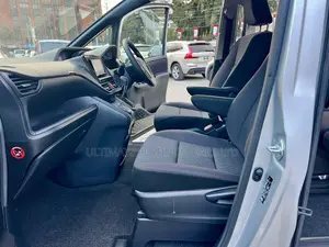Toyota Noah 2.0 AWD (8 Seater) 2017 Silver