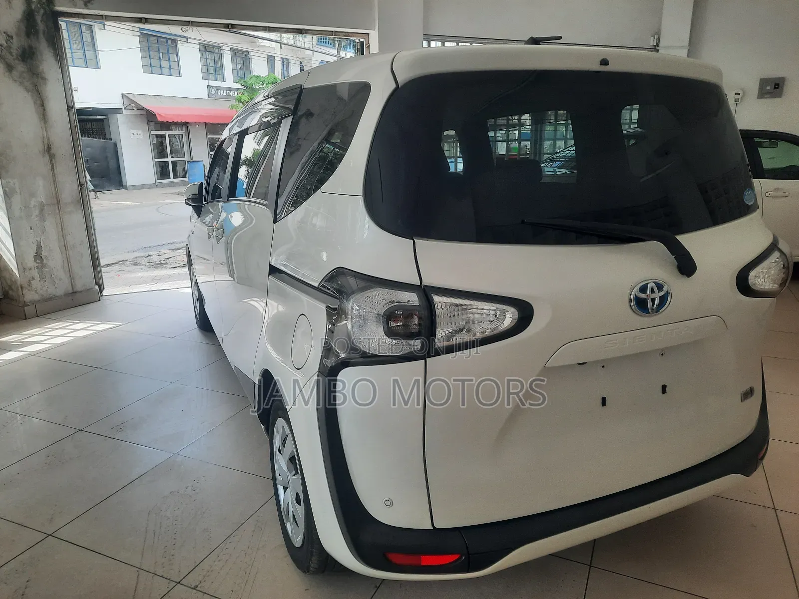 Toyota Sienta 1.5 Hybrid FWD (6-seater) 2018 White