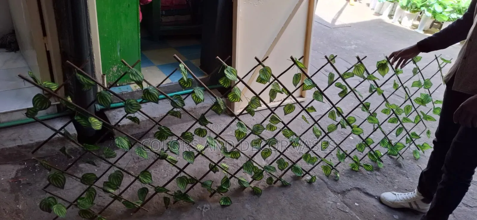 Expandable Fence With Artificial Leaves
