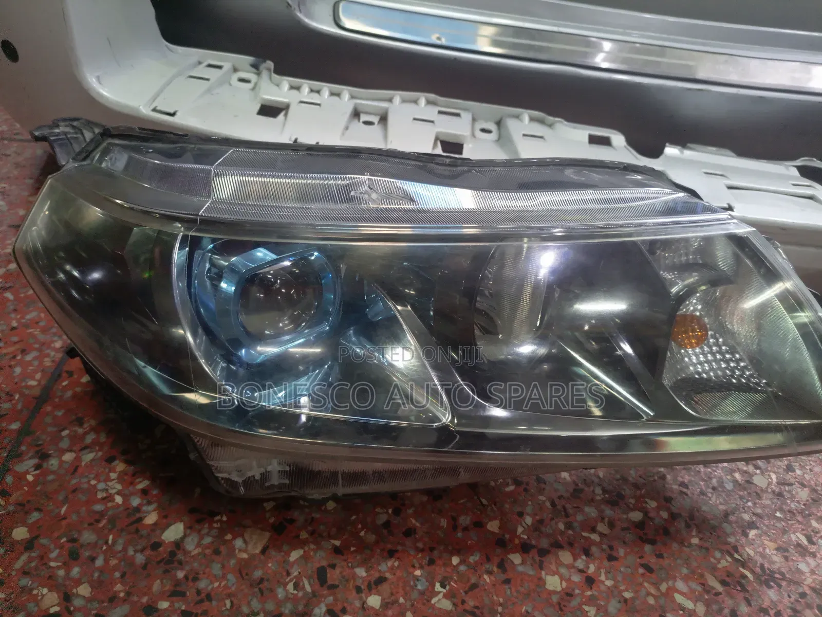 Suzuki Escudo/ Granda Vitara Right Xenon Headlight Assembly