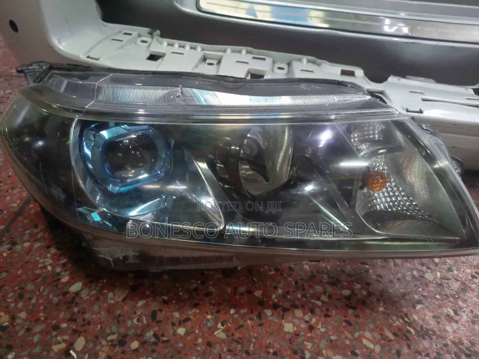 Suzuki Escudo/ Granda Vitara Right Xenon Headlight Assembly