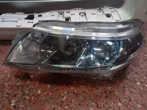 Suzuki Vitara/ Escudo Left Xenon Headlight Assembly