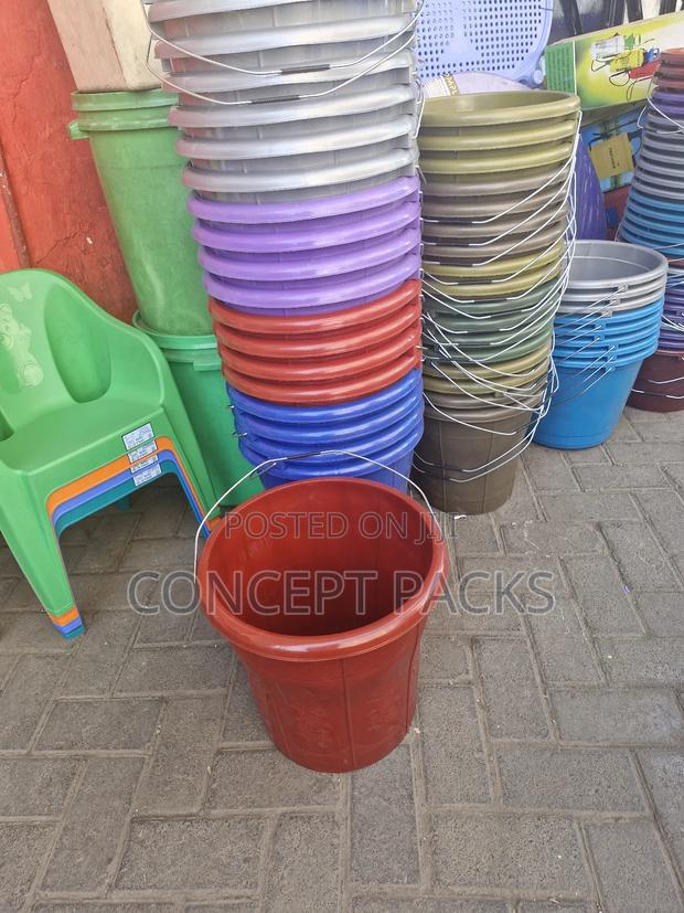 20L Plastic Bucket With Metallic Handle. - main view