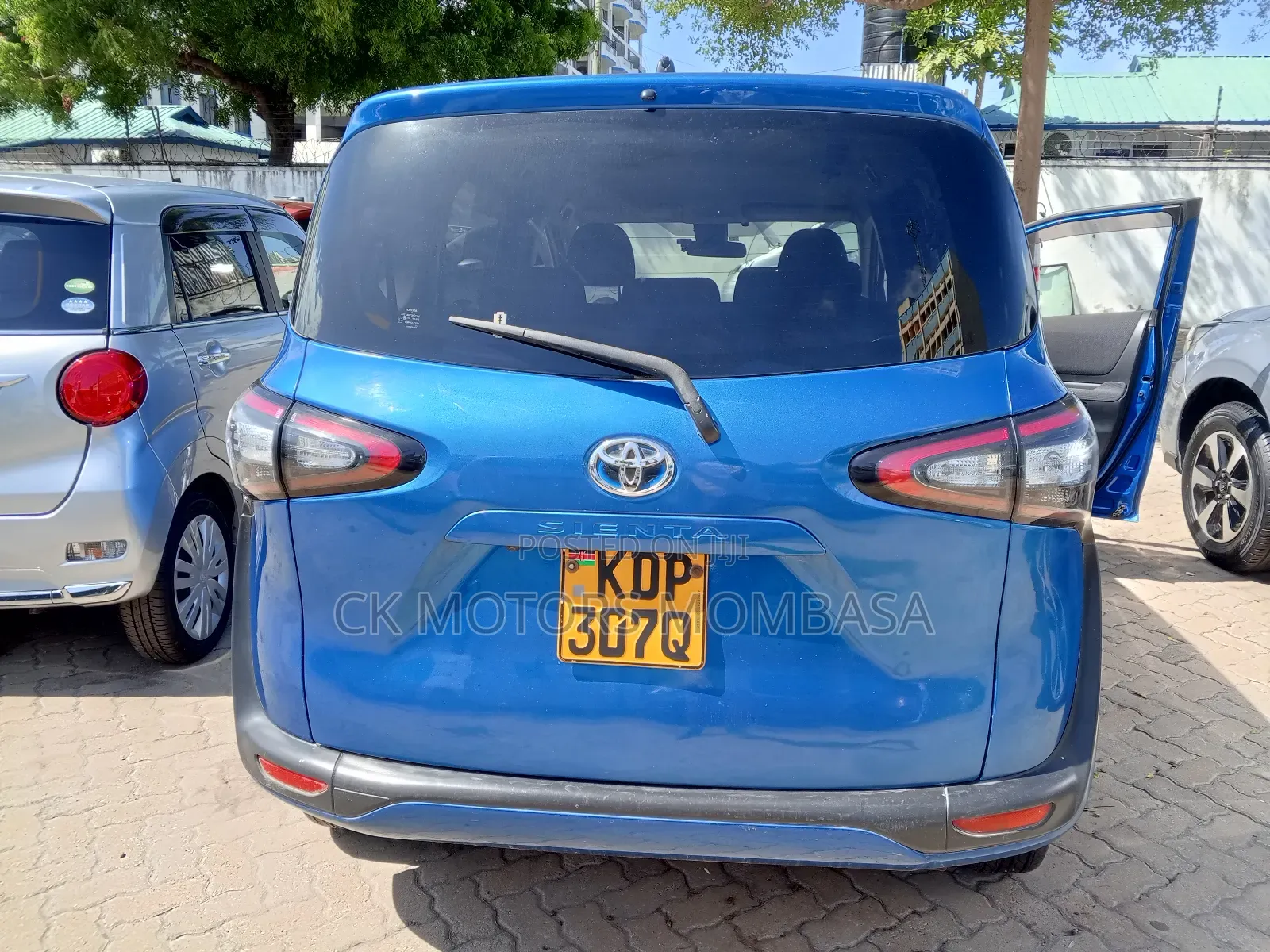 Toyota Sienta 2017 Blue