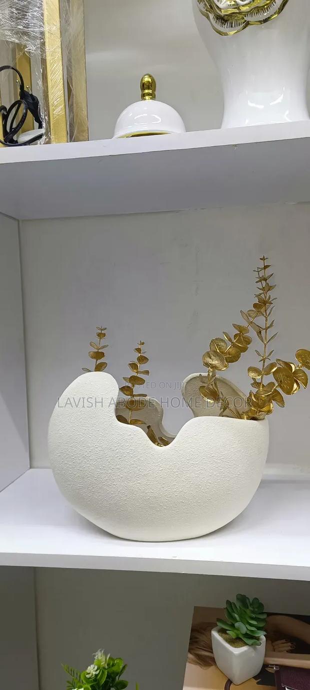 Egg-Shell Like Flower Vase - thumbnail 3