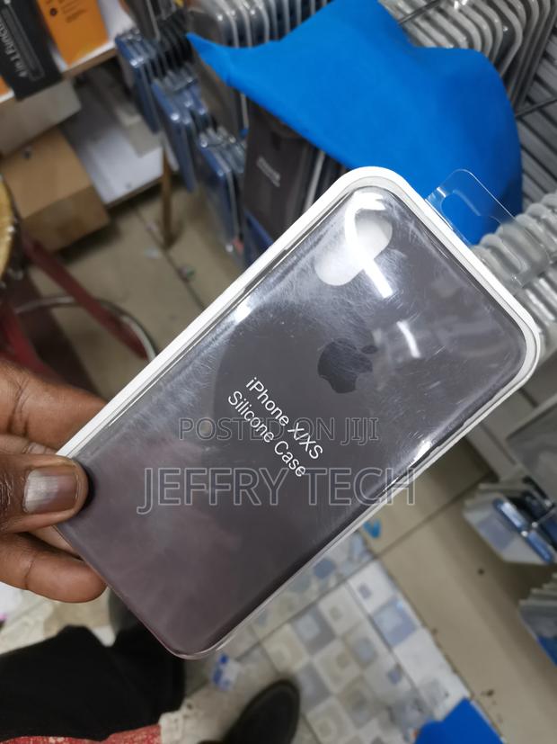 Grey iPhone X/Xs Silicone Case - thumbnail 2