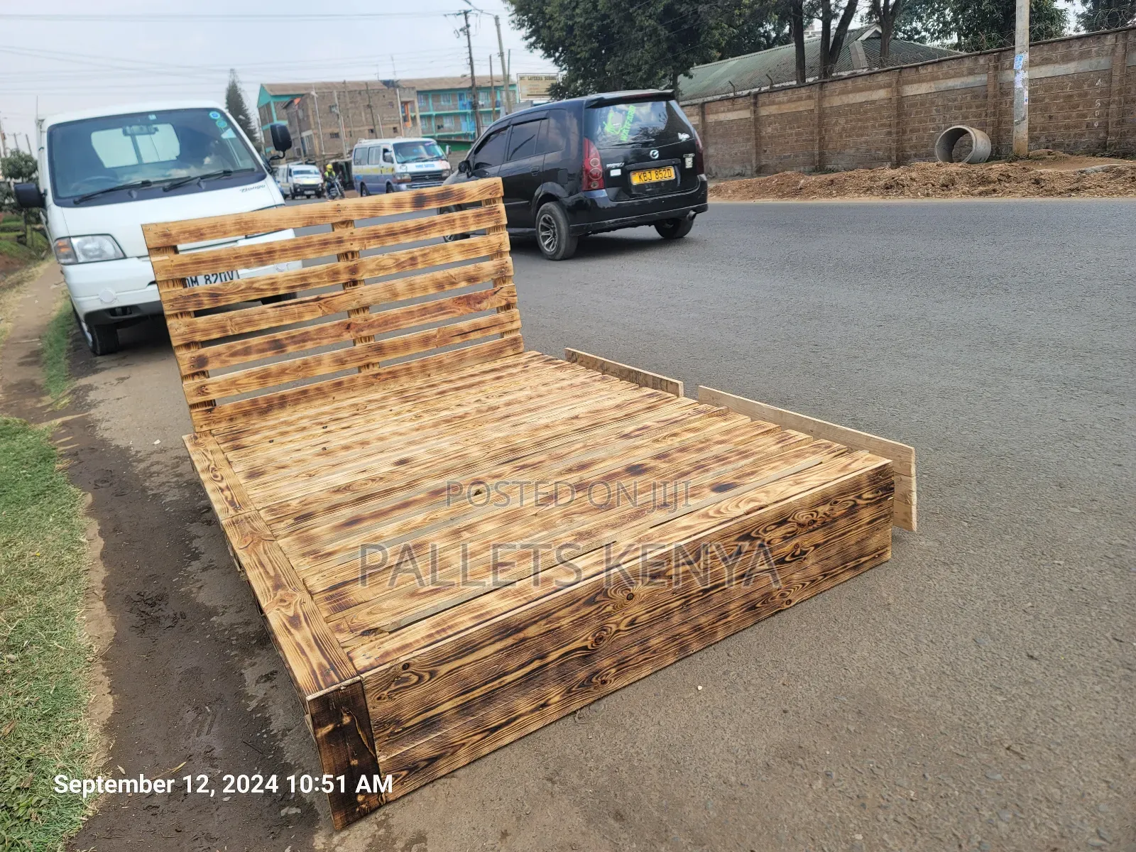 Beautiful Pallets Bed With Drawers