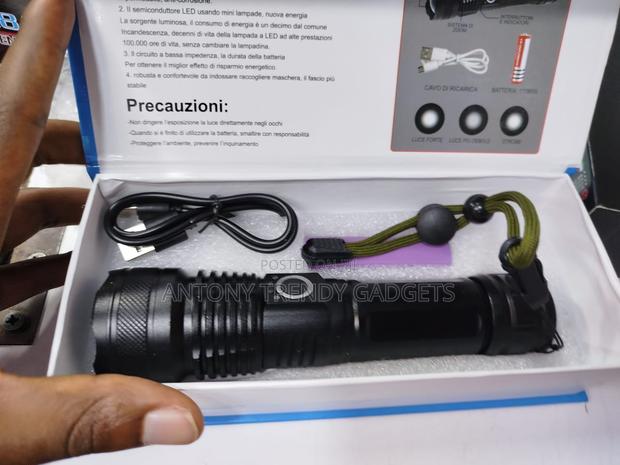 LED Flashlight With Zoom Function and 10-Hour Endurance